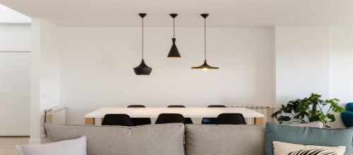 Efektowna lampa wisząca. Do jakiego stylu pasuje lampa wisząca?